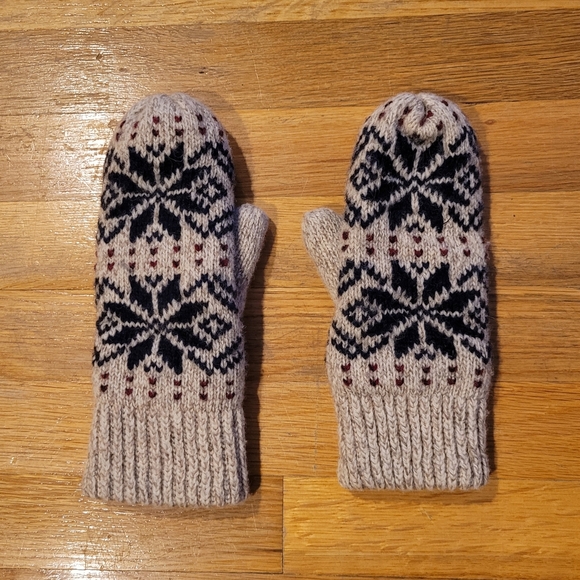 Accessories - Knit mittens